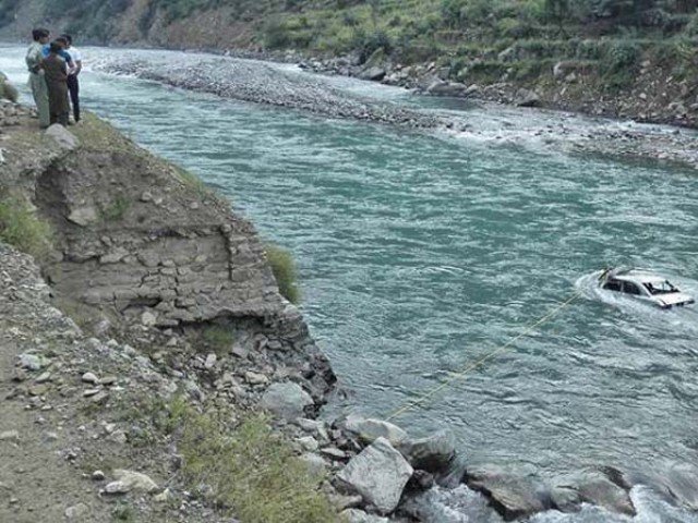 کوہستان میں کار دریا میں گرگئی ایک خاندان کے 5 افراد جاں بحق