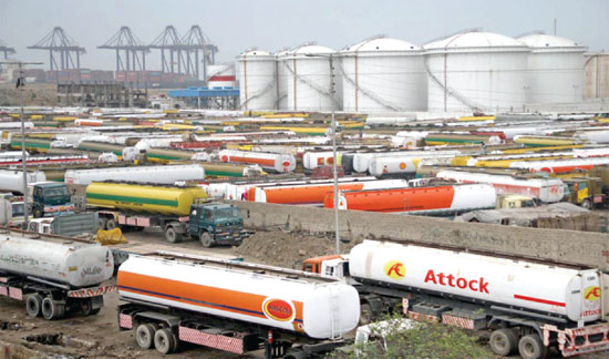 آئل ٹینکرز کی ہڑتال، کراچی سے ملک بھر کو تیل کی سپلائی روک دی گئی