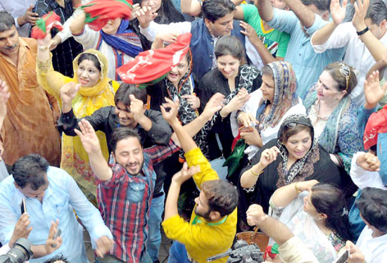 وزیراعظم کی نا اہلی پر اپوزیشن کا جشن، بھنگڑے، مٹھائیاں تقسیم
