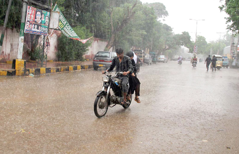 کراچی سمیت سندھ بھر میں طوفانی ہوائوں کے جھکڑ، موسلادھار بارش، بجلی غائب، نظام زندگی مفلوج