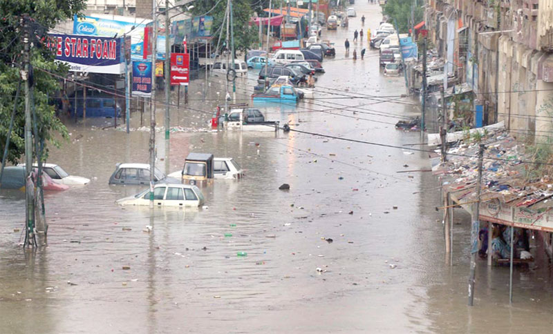 طوفانی بارشوں نے تباہی مچادی، کراچی پانی میں ڈوب گیا، 15افراد جاں بحق، وزیراعظم نے نوٹس لے لیا