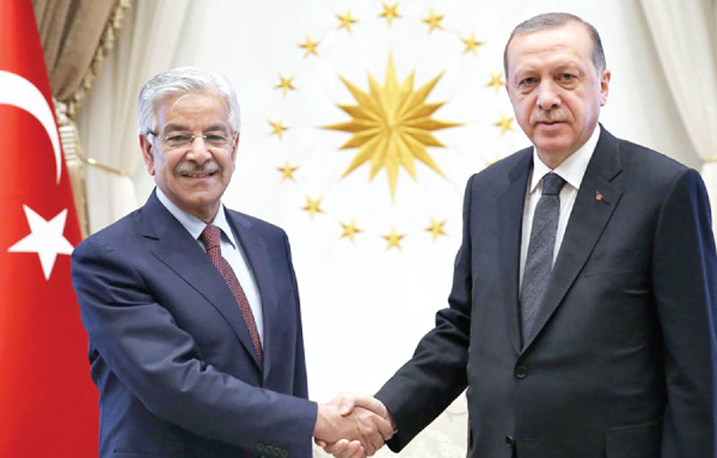 وزیر خارجہ خواجہ آصف اعلیٰ سطحی وفد کے ہمراہ ترکی پہنچ گئے
