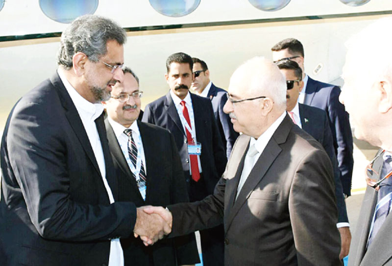 وزیراعظم شاہد خاقان عباسی ڈی 8 سربراہ اجلاس میں شرکت کے لیے ترکی پہنچ گئے
