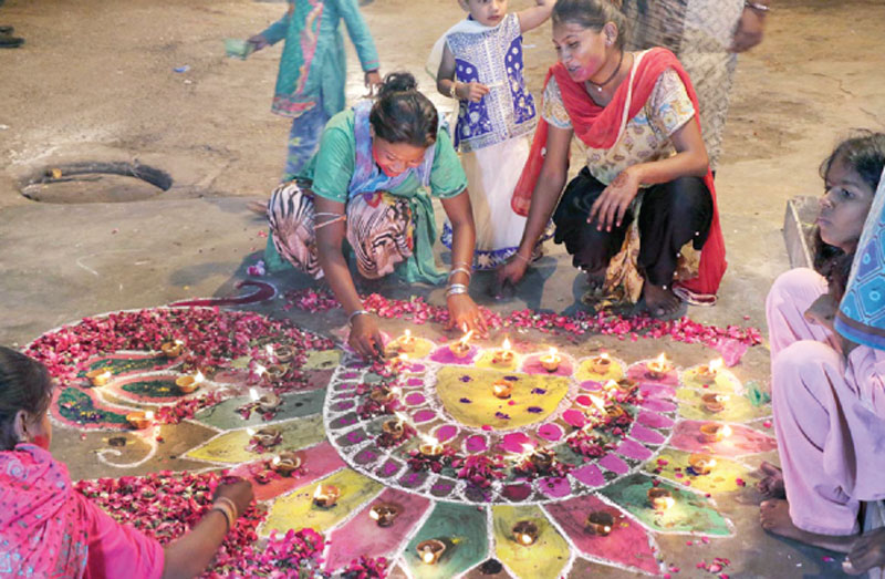 ملک بھر کی طرح کراچی میں بھی ہندو برادری نے دیوالی منائی
