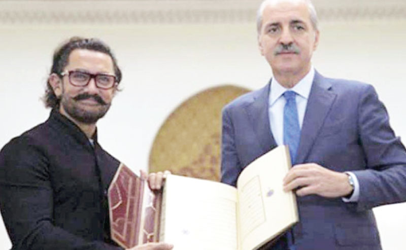 ترک حکومت نے عامر خان کو قرآن پاک کا نایاب نسخہ ہدیہ کر دیا