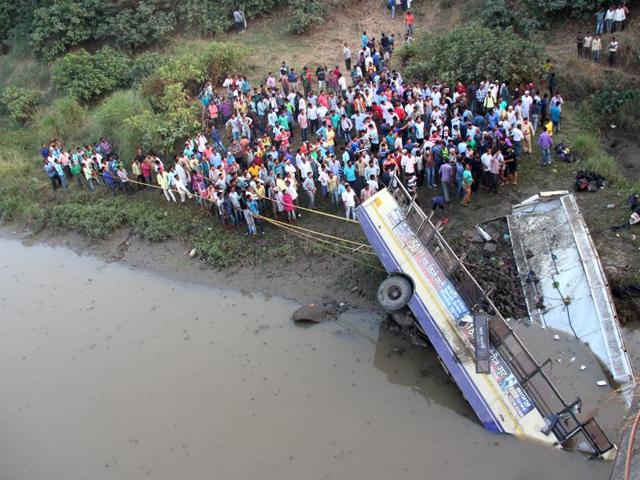 بھارت میں مسافر گاڑی کو حادثہ،27 ہلاک،24 زخمی