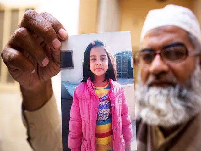 زینب کے گھر والوں کا مجرم کو سرِعام پھانسی دینے کا مطالبہ
