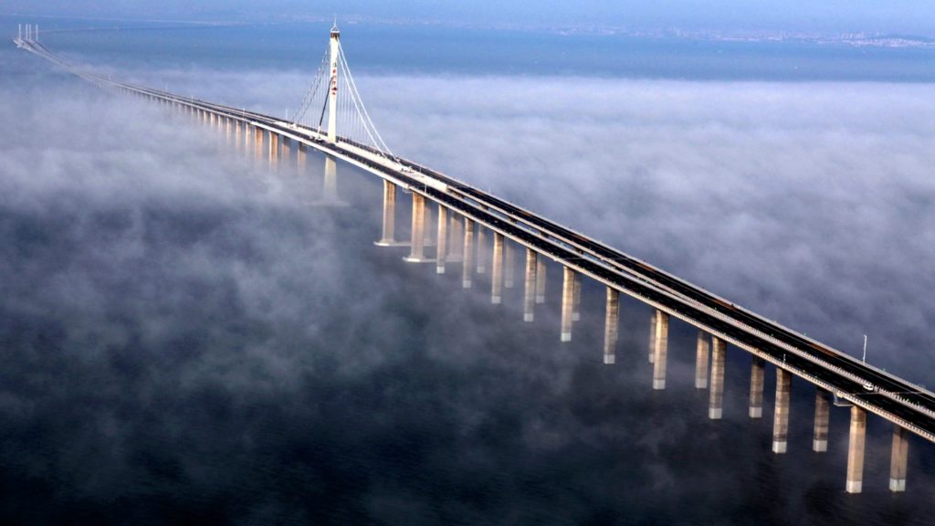 چین میں سمندر پر بنا دنیا کے سب سے طویل55کلومیٹر پل کا افتتاح