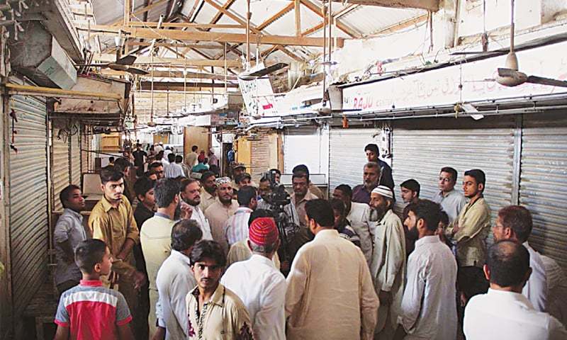 کراچی، جامع کلاتھ مارکیٹ کی 25 دُکانیں لوٹ لی گئیں