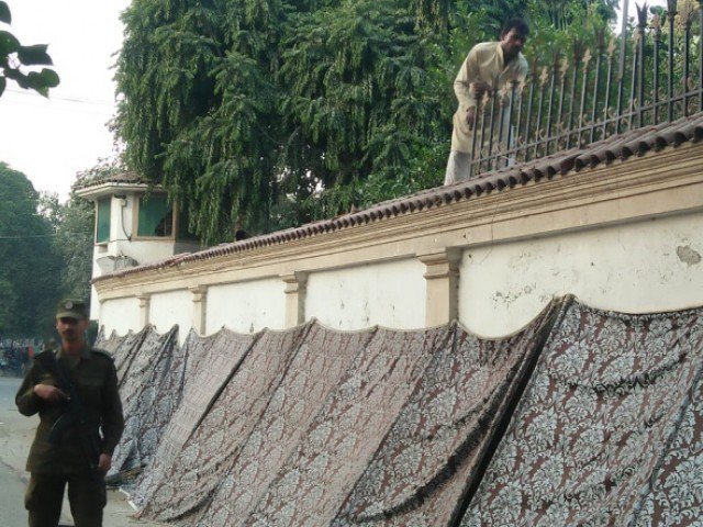 گورنر ہاؤس لاہور کی دیواریں گرانے کا عمل شروع