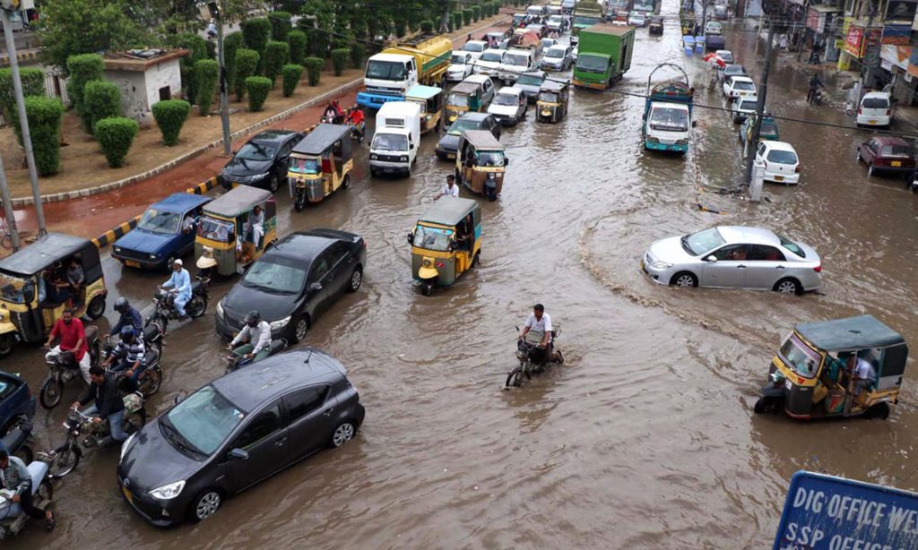شہر قائد میں چند منٹ کی بارش سے سڑکوں پر پانی جمع