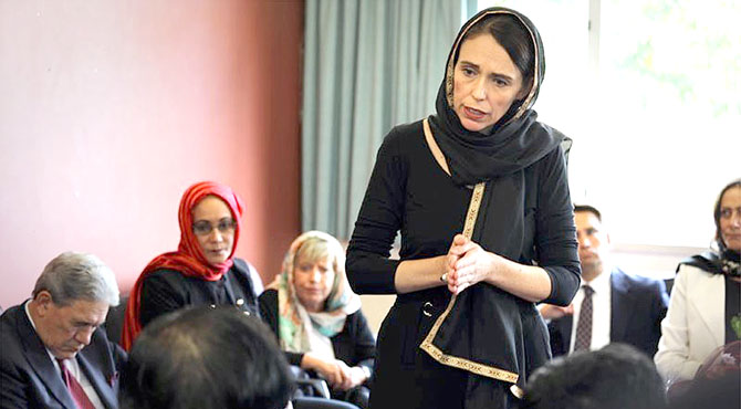 نیوزی لینڈ وزیراعظم کا سیاہ لباس پہن کر مسلم کمیونٹی سے اظہارِ تعزیت