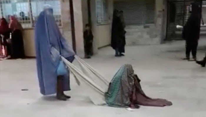 کوئٹہ کے ہسپتا ل میں مریضہ کو کپڑے پر گھسیٹ کر لے جانے کی ویڈیو کا نوٹس