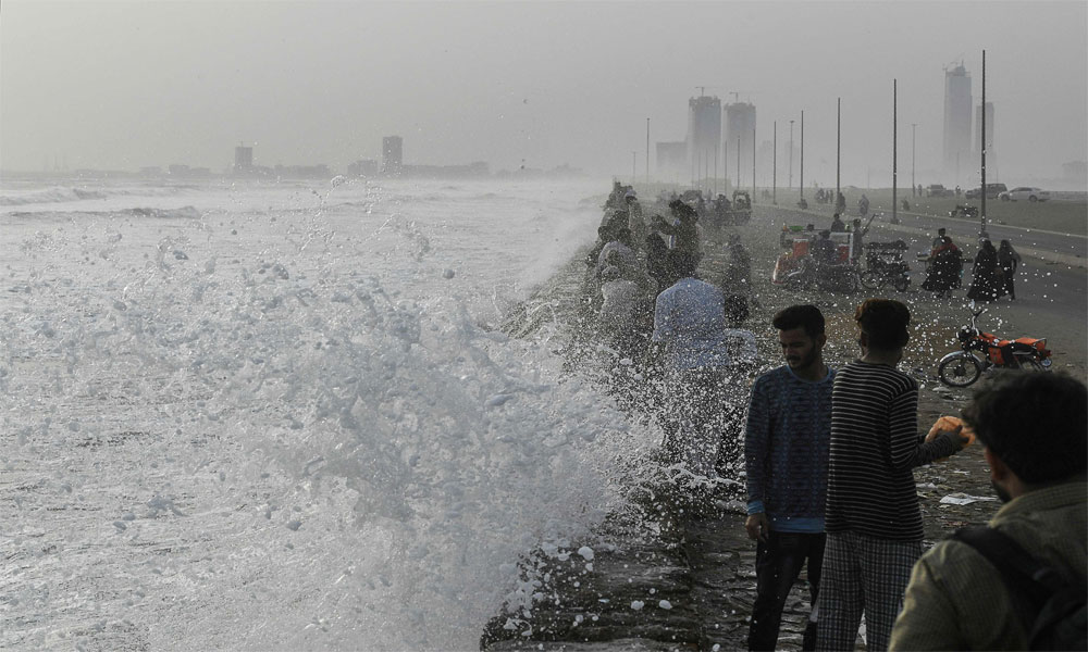 سمندر میں طغیانی، کراچی کے کئی ساحلی گوٹھ زیرِ آب