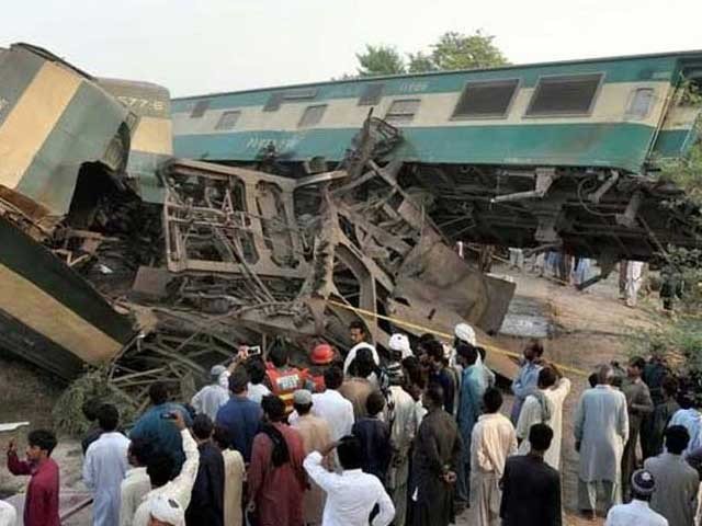 اکبر ایکسپریس اورمال گاڑی میں تصادم، 11 افراد جاں بحق،67 زخمی