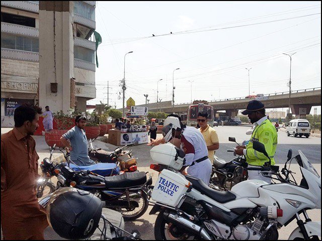 کراچی،ٹریفک اہلکار آپے سے باہر، شہری کو تھپڑ مار دیا