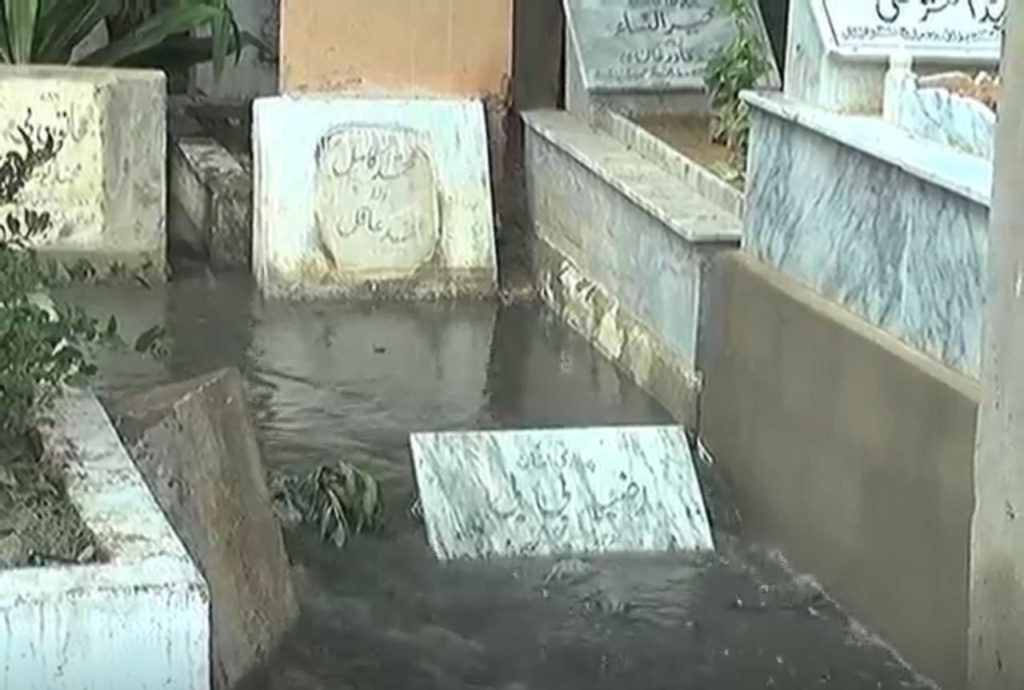 کراچی کے کئی قبرستانوں میں پانی جمع