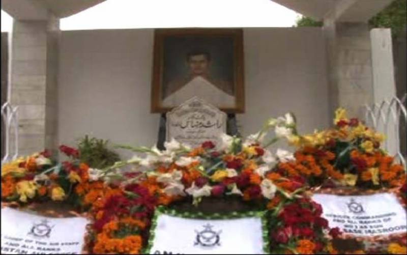 یوم فضائیہ ،ایئروائس مارشل کی پائلٹ آفیسر راشد منہاس شہید کی قبر پر حاضری