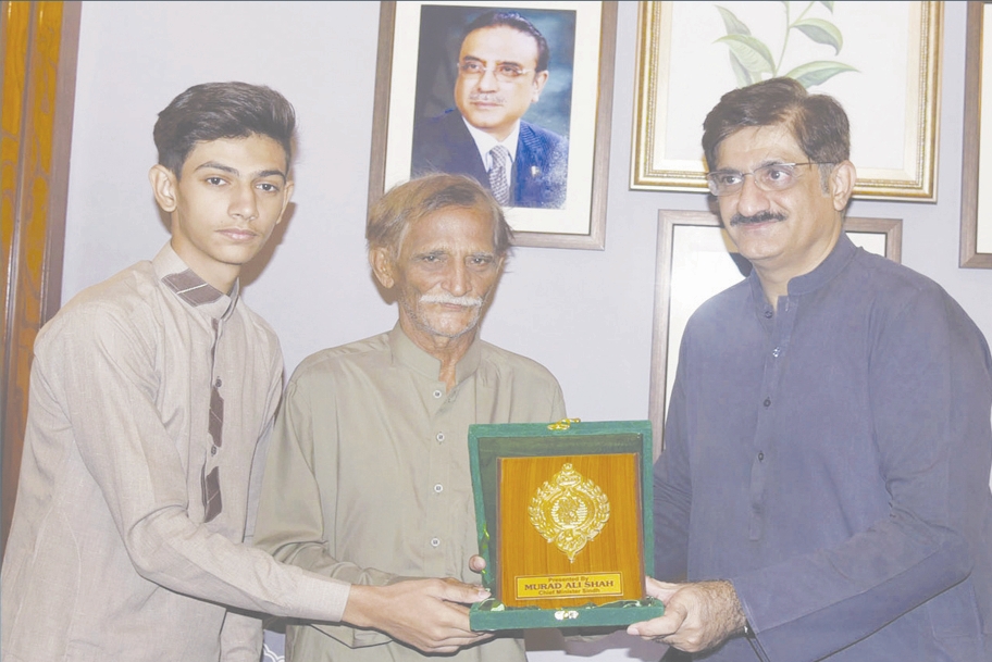 وزیراعلیٰ سندھ سے اول پوزیشن حاصل کرنیوالے اخبار فروش کے بیٹے کی ملاقات