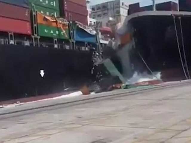 کراچی پورٹ پر چینی کارگو جہاز برتھ سے ٹکرا گیا