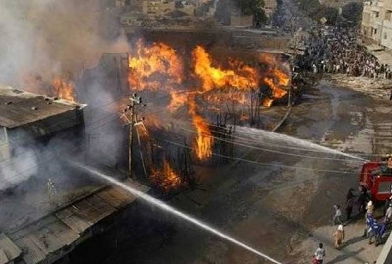 کراچی ، ٹمبر مارکیٹ میں آگ بھڑک اٹھی