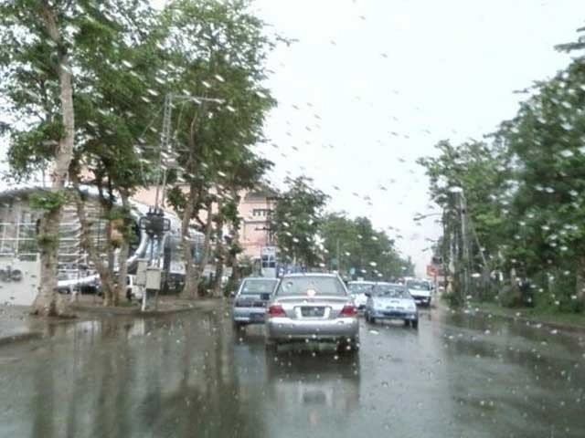 کراچی کے مختلف علاقوں میں بوندا باندی کے بعد موسم سرد