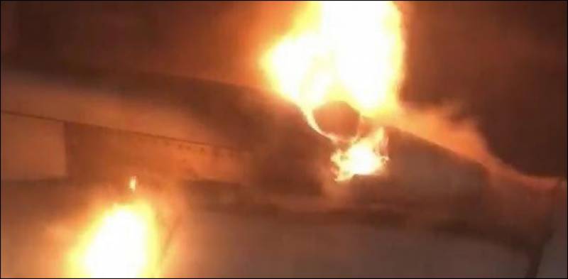 جناح انٹرنیشنل ائیرپورٹ پر کھڑے طیارے میں آگ بھڑک اٹھی