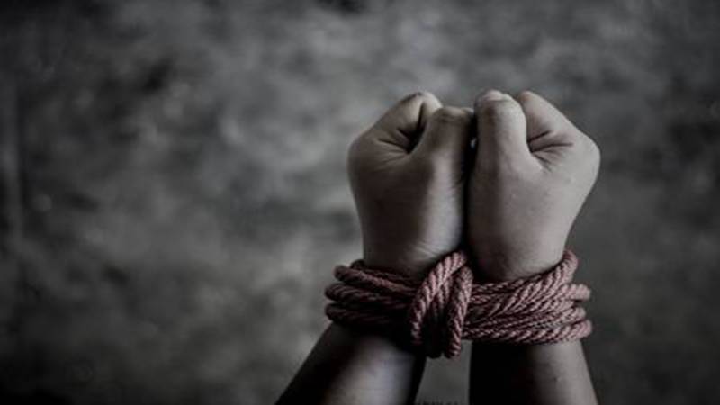 پیر آباد میں پولیس کی کارروائی ،بھکارن کے ہاتھوں اغواء بچی بازیاب