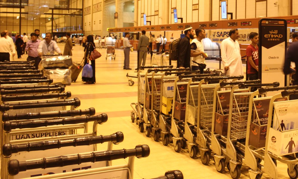 پشاور ایئرپورٹ پر کلورین، ڈیٹول سے ٹرالیوں کی صفائی