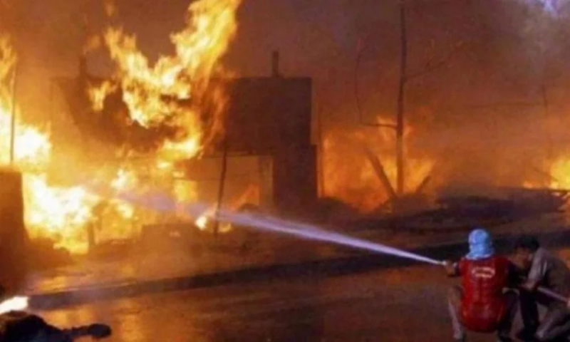 کراچی ،ایف بی آر آفس میں کھڑی پرانی کاروں میں آتشزدگی