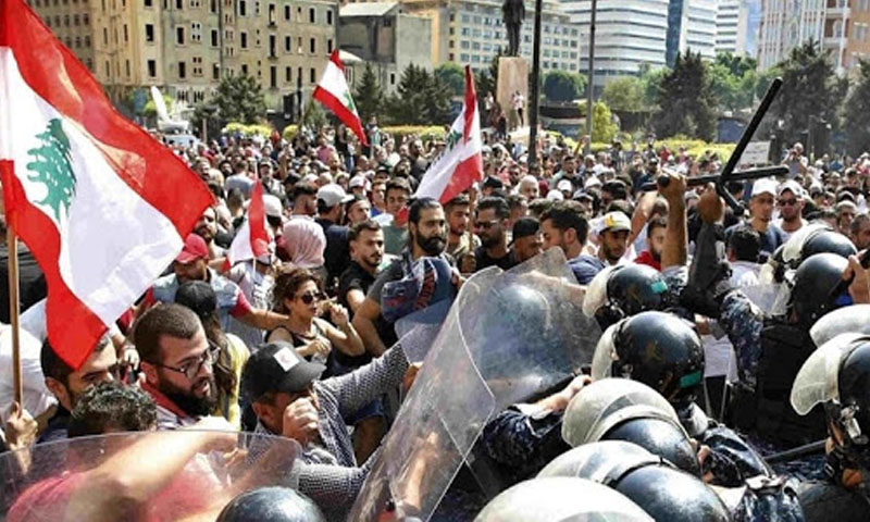 بیروت میں لاک ڈائون کے خلاف لوگ سڑکوں پر نکل آئے