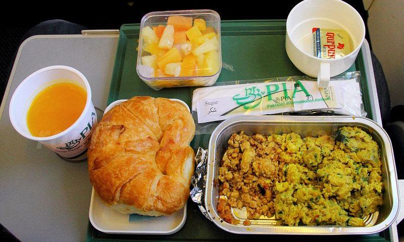 پی آئی اے نے مشرق وسطیٰ کی پروازوں میں کھانا فراہم کرنے کی سروس بند کر دی