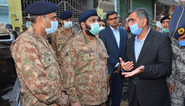 کور کمانڈر کراچی لیفٹیننٹ جنرل ہمایوں عزیز کا جائے حادثہ کا دورہ
