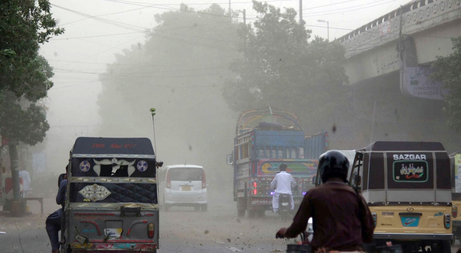 کراچی کو مٹی کے طوفان نے اپنی لپیٹ میں لے لیا 4 جاں بحق، 18 زخمی