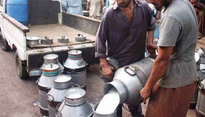 کراچی میں دودھ فروشوں کی ہٹ دھرمی برقرار، کمشنر کا اعلان بے اثر