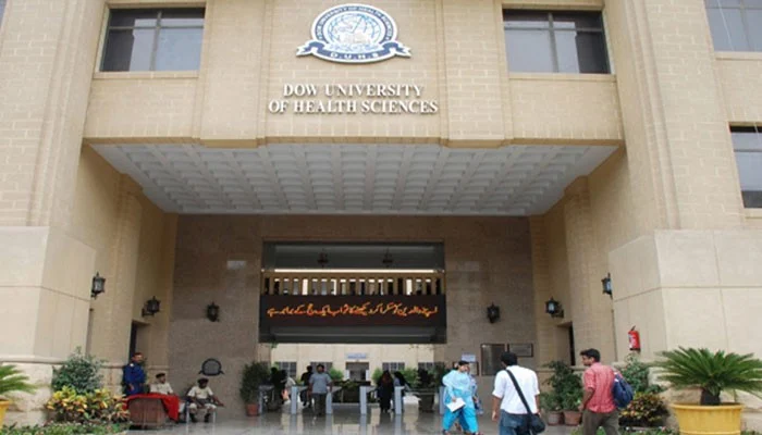 ڈاؤ یونیورسٹی نے ڈاکٹرز سمیت عملے کی تنخواہیں آدھی کر دیں