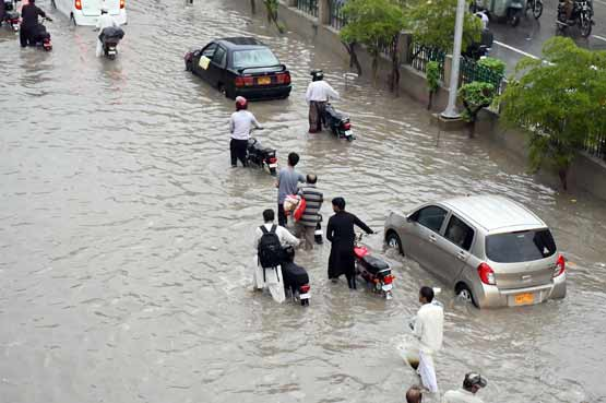 کراچی میں موسلا دھار بارش ،سڑکیں تالاب بن گئیں، بجلی غائب