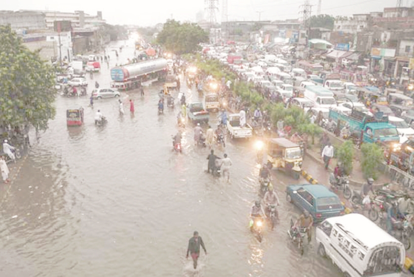 کراچی میں بارش کے بعد سیلابی ریلے، سرکاری دعوے پانی میں بہہ گئے