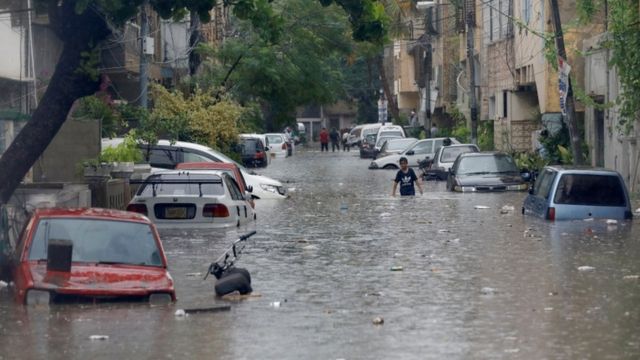 کراچی میں بارش کے بعد معمولات زندگی تاحال متاثر