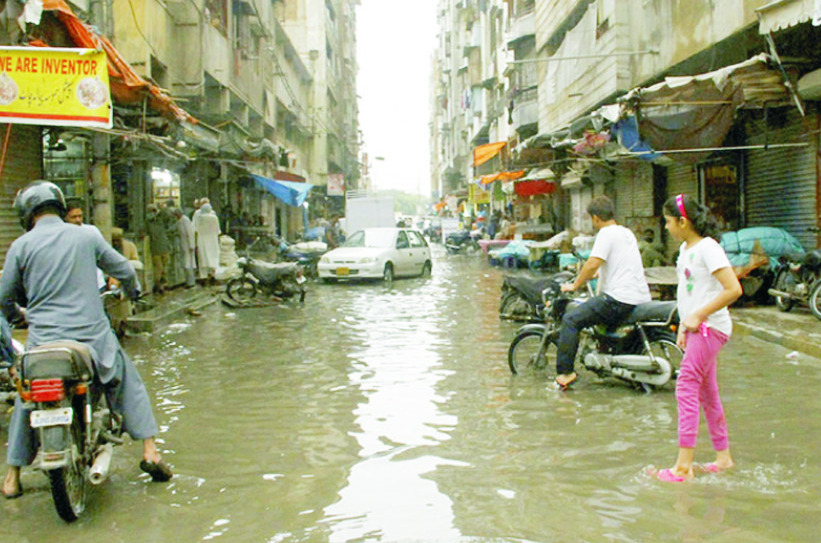 تیز بارش کے بعد سڑکوں پر پانی جمع، بجلی غائب ٹریفک کی روانی متاثر