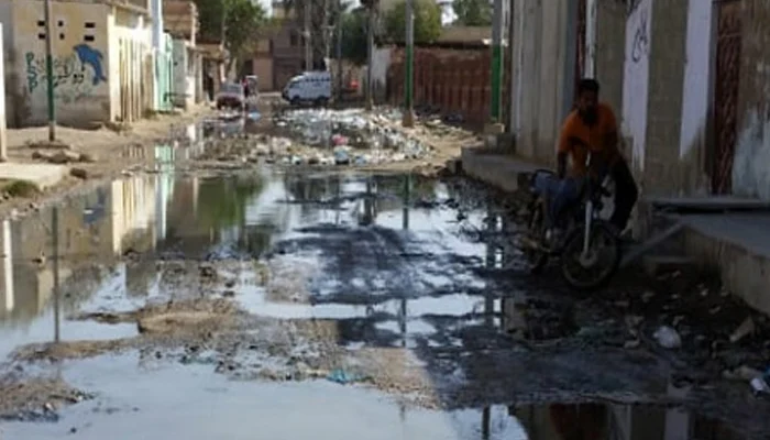 کراچی کی گلیاں گندے پانی، کچرااورکیچڑ سے بھر گئیں
