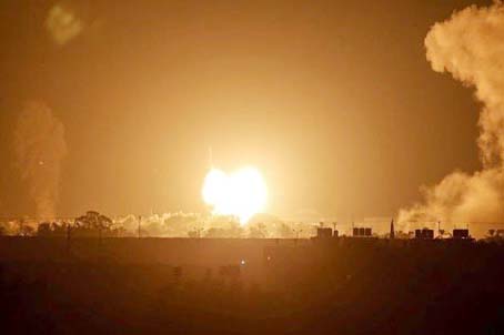 اسرائیل کے جنگی طیاروں کی غزہ پر فضائی بمباری