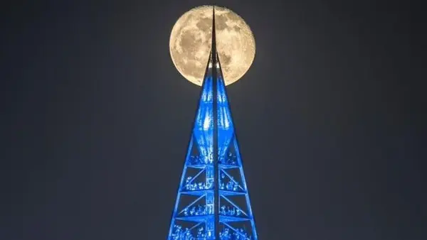 سعودی عرب میں برج مملکت کے چاند سے ملاپ کے دلفریب مناظر