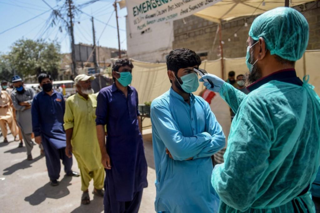 پاکستان، کورونا وائرس ٹیسٹ مثبت آنے کی شرح 4 فیصد سے اوپر چلی گئی