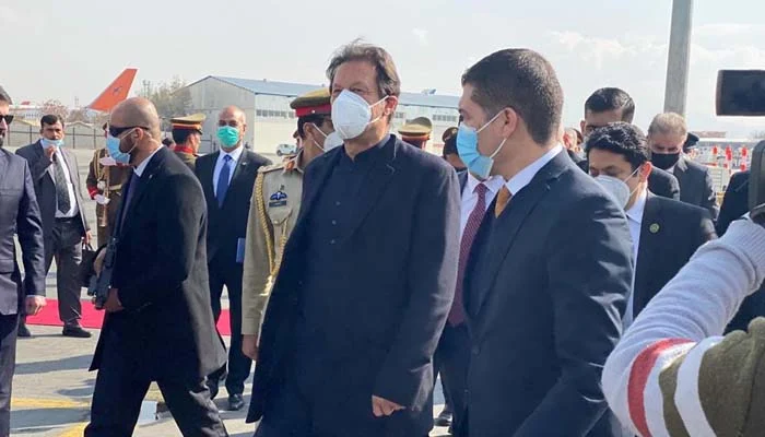 وزیر اعظم کا کابل پہنچنے پر تپاک استقبال