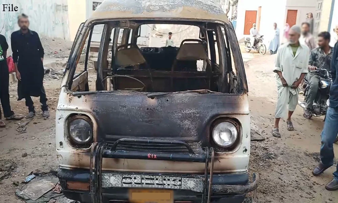 کراچی،پک اپ میں آتشزدگی، 2 سالہ بچہ جاں بحق، باپ زخمی