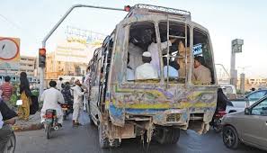 کراچی میں ٹرانسپورٹ کا برا حال، شہری کھٹارا بسوں میںسفر کرنے پر مجبور