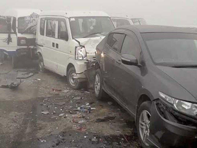 نواب شاہ دھند کے باعث متعدد گاڑیاں ٹکرا گئیں، 3 افراد جاں بحق