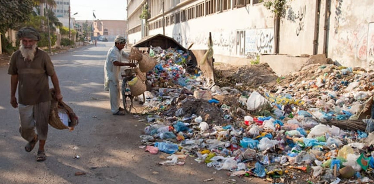 کراچی میں کچرا مافیا نے پنجے گاڑناشروع کردیے، صفائی کے عملے پر دھاوا