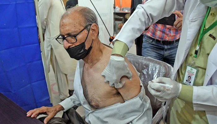 کراچی میں بزرگ افراد کو ویکسین لگانے میں مشکلات